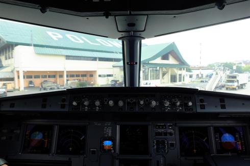 Pemandangan dari cockpit ketika mendarat di Bandara Polonia, Medan, untuk pertama kali